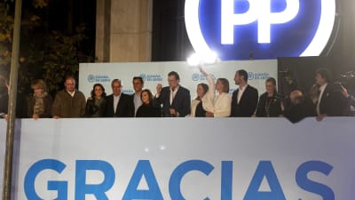 Partido Popular med premiärminister Mariano Rajoy i spetsen firar segern i det spanska parlamentsvalet.