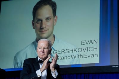 Amerikanska presidenten Joe Biden framför en bild på journalisten Evan Gershkovich.