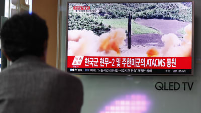En sydkorean i Seoul tittar på en tv-sändning om Nordkoreas nyaste robotuppskjutning.