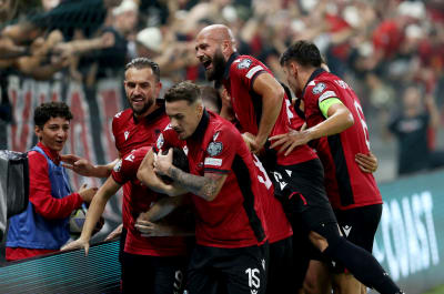 Albaniens spelare firar ett mål.