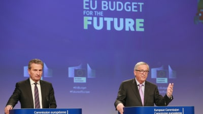 EU:s budgetkommissionär Günther Oettinger och ordförande presenterade kommissionens budgetförslag