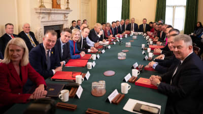 Boris Johnsons nya regering i sitt första sammanträde.