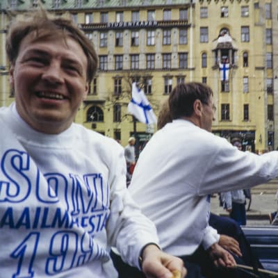 Hannu Aravirta på guldfest i Helsingfors efter ishockey-VM 1995.