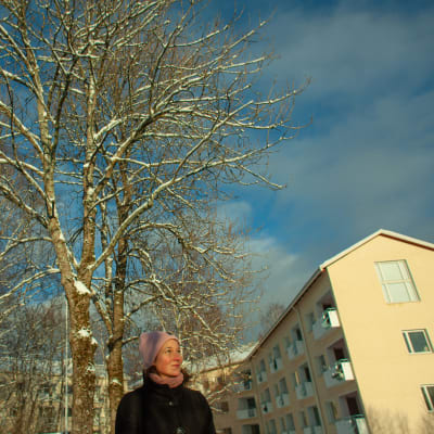Regissören Elina Talvensaari framför huset som kom att inspirera henne till dokumentären Neiti Aika.