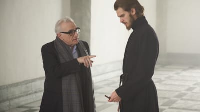 Martin Scorsese regisserar Andrew Garfield klädd i prästkåpa.