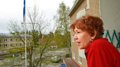 Helen Elde står på sin balkong och blickar ut över Månsas.
