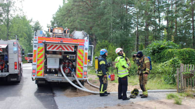 brandmän vid brandbil