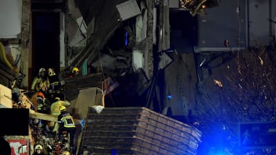 Räddningsarbetare arbetar i rasmassorna efter husexplosionen i Antwerpen.