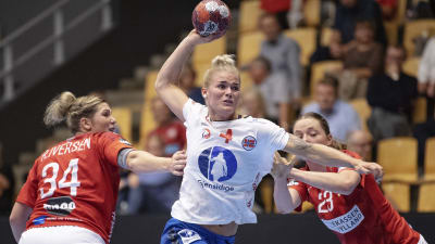Veronica E. Kristiansen i match mot Danmark.
