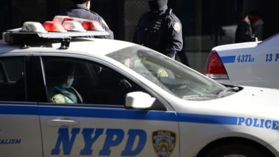 Arkivbild. Polisbil och poliser i New York.