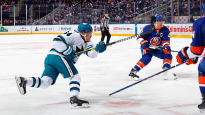 Mikael Granlund skjuter pucken.