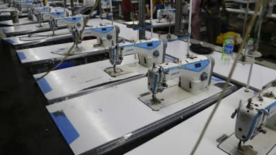Symaskiner på rad i en klädfabrik i Myanmar.