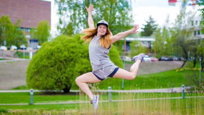 Oona Kivelä hoppar och gör en pose