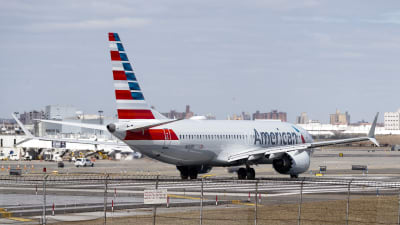 Boeing 737 MAX (American Airlines) på landningsbanan i LaGuardia, New York. 