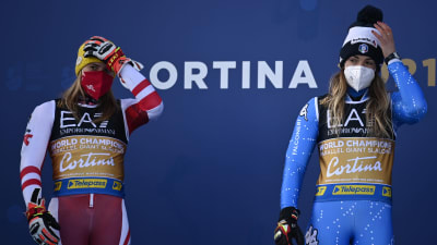 Katharina Liensberger och Marta Bassino vid prisutdelning i VM.