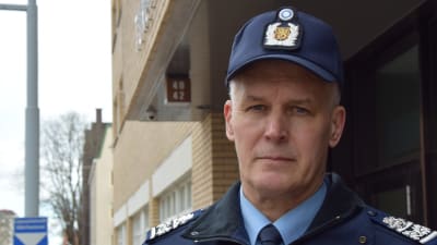 Risto Lammi, polischef i Sydvästra Finlands Polisinrättning, i polisuniform utanför polishuset i Åbo.