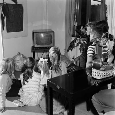 Lapset katsovat televisiota. Tv-ruudussa näkyy TES-tv. Kuva otettu vuonna 1959