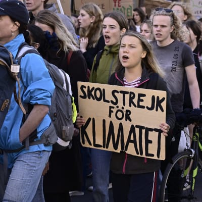 Greta Thunberg (keskellä) osallistui Tukholmassa Ruotsin parlamenttivaalien alla 9.9.2022. koululakkoon ja mielenosoitukseen, jossa vaadittiin toimia ilmastonmuutoksen pysäyttämiseksi.