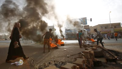 Demonstranter bränner bildäck i Sudans huvudstad Khartoum