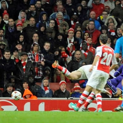 Anderlechtin Aleksander Mitrovic puskee pallon Arsenalin verkkoon.