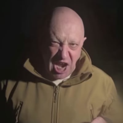 Kuvassa Jevgeni Prigozin katsoo suu auki kameraan tiukasti. Taustaa on sumennettu kuolleiden takia.