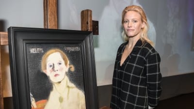 Laura Birn invid ett självporträtt av Helene Schjerfbeck.