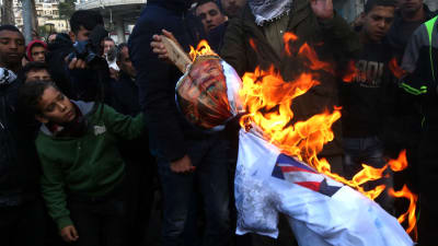 Palestinska demonstranter bränner en docka som föreställer president Donald Trump i protest mot att Trump tänker flytta USA:s ambassad från Tel Aviv till Jerusalem