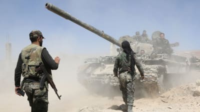 Soldater på väg mot den rebellkontrollerade staden Douma. 