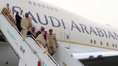 Salman bin Abdulaziz Al Saud anländer till New Delhi 2014. Salman bin Abdulaziz Al Saud var kronprins ännu år 2014 med blev kung i Saudiarabien år 2015.