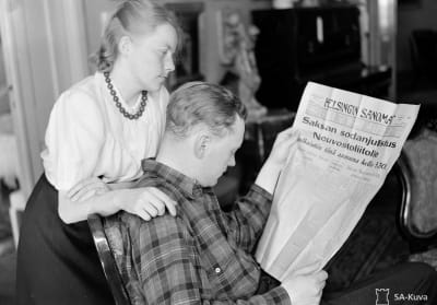 Neiti S-L Väkevä ja vänrikki Otso Pietinen lukevat sanomalehteä 22.6.1941.