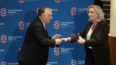 Ungerns premiärminister Viktor Orban hälsar på franska partiledaren Marine Le Pen i Polen.