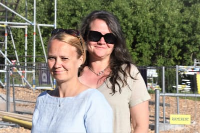 Två kvinnor i solglasögon ler. Det är Petra Bärlund-Hämäläinen och Marianne Nordström.