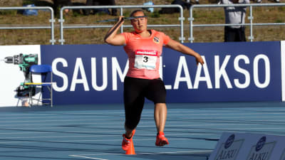 Heidi Nokelainen springer med spjutet i luften.