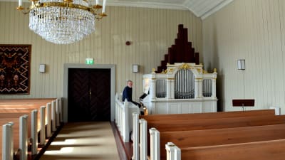Orgel inne i kyrkosal.