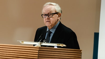 President Martti Ahtisaari bakom ett talarpodium.