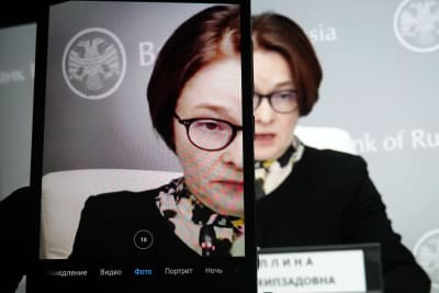 Kvinna iförd glasögon. 