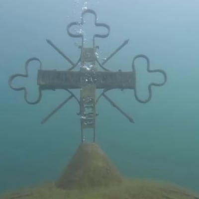 Serbialaisen kirkon risti veden alla.