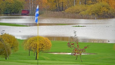 Översvämning på golfplan.
