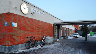 Ingången till Kyrkslätts gymnasium.