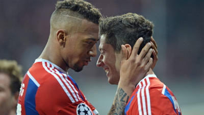 Jerome Boateng och Robert Lewandowski firar ett mål, april 2015.