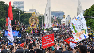Regeringskritiska demonstranter samlades till massdemonstration i Bangkok på onsdagen. 