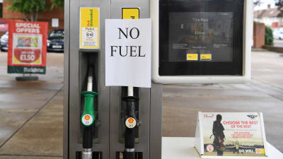 En bensinpump med en lapp med texten "NO FUEL".