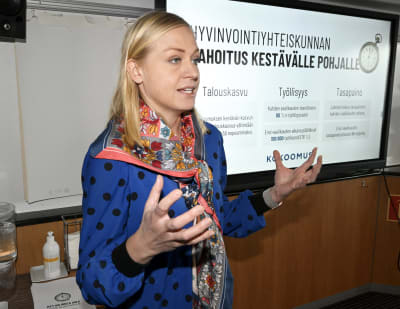 Elina Valtonen viftar med händerna.