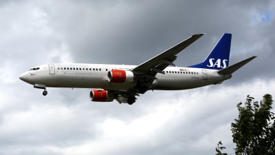 Ett SAS-plan närmar sig London-Heathrow flygplats i juli 2017.