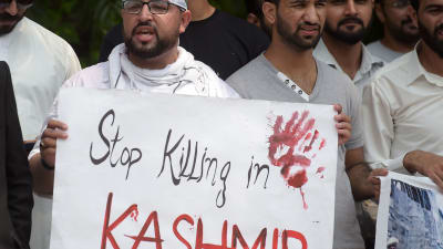 En demonstrant i den pakistanska delen av Kashmir kräver ett slut på våldet. 