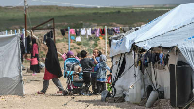 Barn och kvinnor på lägret al-Hol i Syrien där fruar till IS-medlemmar och deras barn hålls.