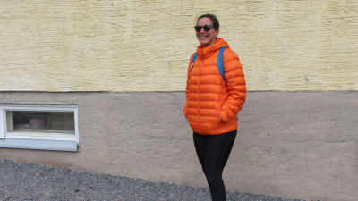 kvinna i orange jacka