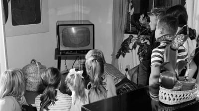 Perheen lapset katsovat televisiota vuonna 1959.