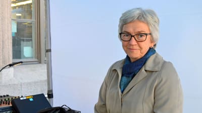 Barbro Högström, direktör för Svenska bildningstjänster i Esbo, gästade Yle Vegas utesändning.