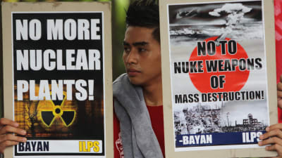 Filippinsk man demonstrerar mot kärnvapen i augusti 2012.